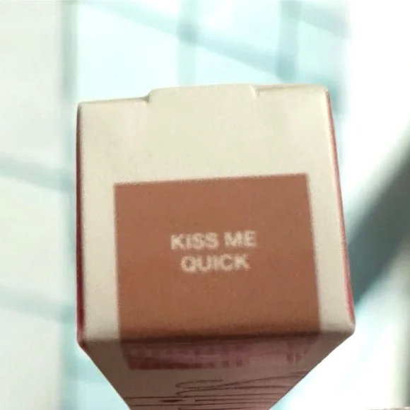 Dibs Glossy Balm- Kiss me quick. NIB - Picture 2 of 3